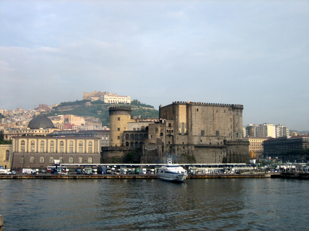 Naples — Castel Nuovo et le port